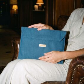 Attached Laptop Hülle "Bachteltal" - Upcycelt aus ausgedienten Balkon Markisen - 15/16 Zoll